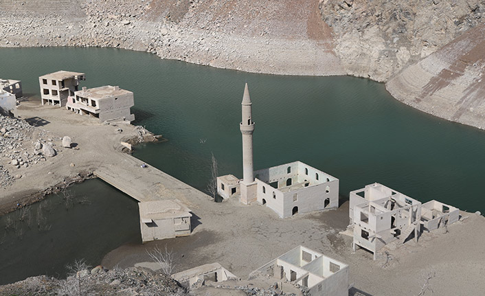 Baraj suları çekilince tarihi köy yeniden ortaya çıktı