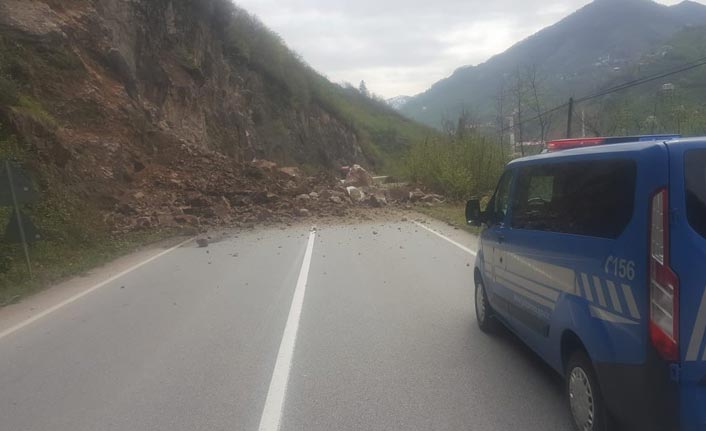 Doğu Karadeniz'de heyelan!' Yol ulaşıma kapandı