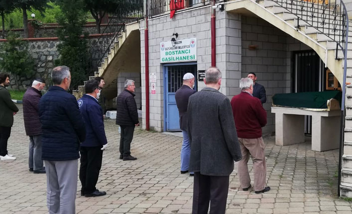 Trabzon'da cenazede de sosyal mesafeye uyuldu