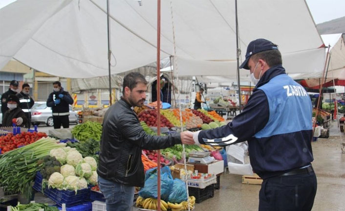 Zabıta ekipleri pazarda maske dağıttı