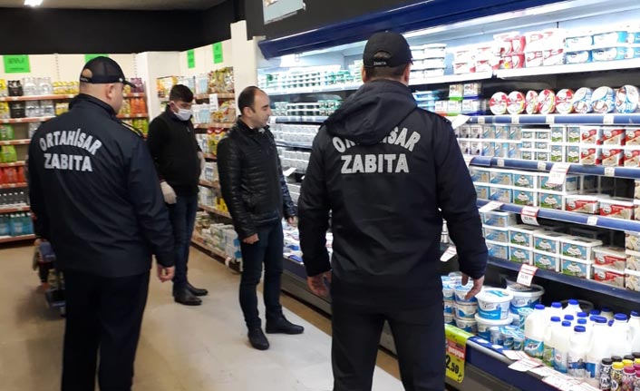 Zabıtalar, marketlerin çalışma usulleriyle ilgili afişleri astı!