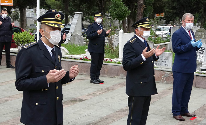 Şehitlikte koronaya karşı sosyal mesafe korunarak tören düzenlendi