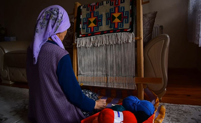 Evde kaldığı zamanı kilim dokuyarak değerlendiriyor