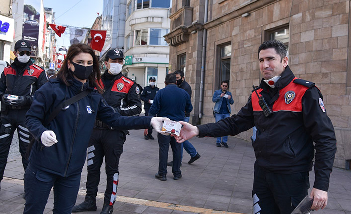 Görev başındaki polislere kandil simidi