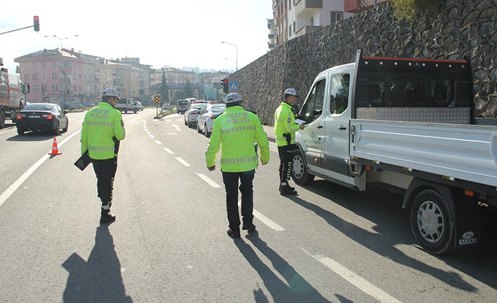 Azalan trafiğe rağmen 580 araca hız cezası