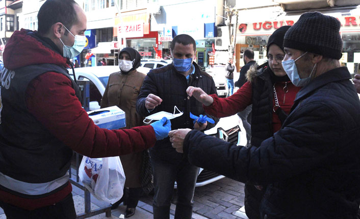 Polis sokakta ateş ölçüyor, eldiven ve maske dağıtıyor