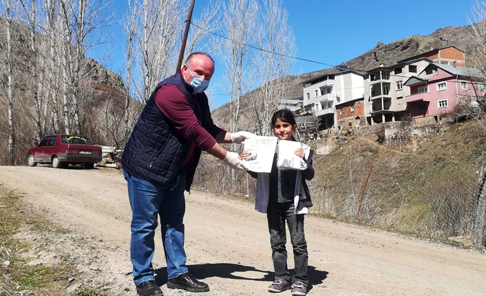 Köy okulunun öğretmenleri öğrencilerini yalnız bırakmadı