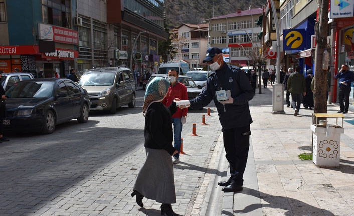 Gümüşhane'de ücretsiz maske dağıtıldı