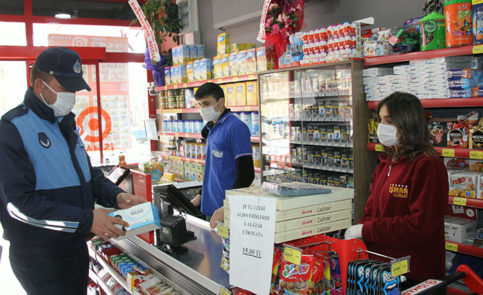 Bayburt'ta marketlere maske dağıtıldı