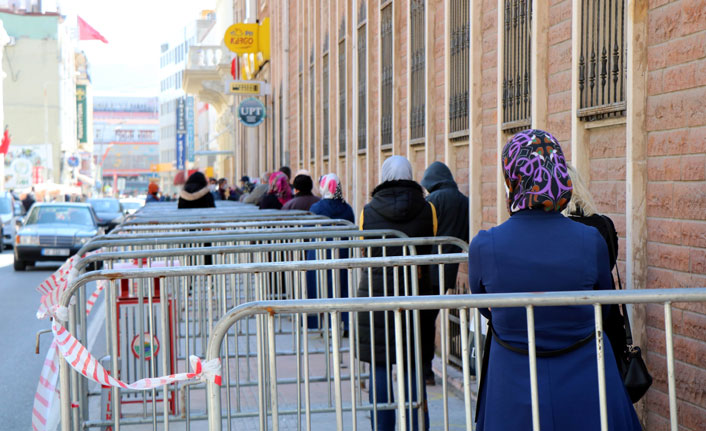 Vatandaşlar PTT önünde uzun kuyruklar oluşturdu