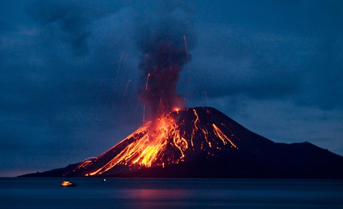 Endonezya'da Anak Krakatau Yanardağı patladı