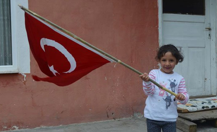 Asker selamı veren küçük Damla, Türkiye'nin beğenisini kazandı