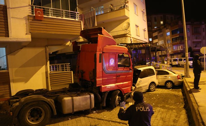 Kontrolden çıkan tır binaya çarparak durabildi