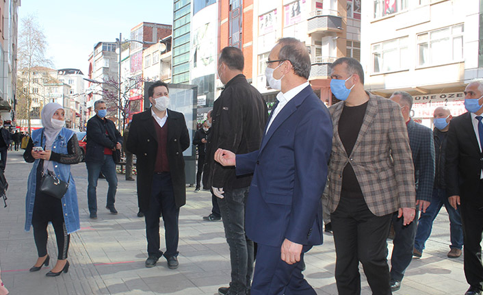  Hem uyardı hem de maske dağıttı