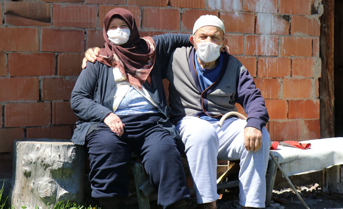 Korona virüsü yenen yaşlı çift yaşadıklarını anlattı