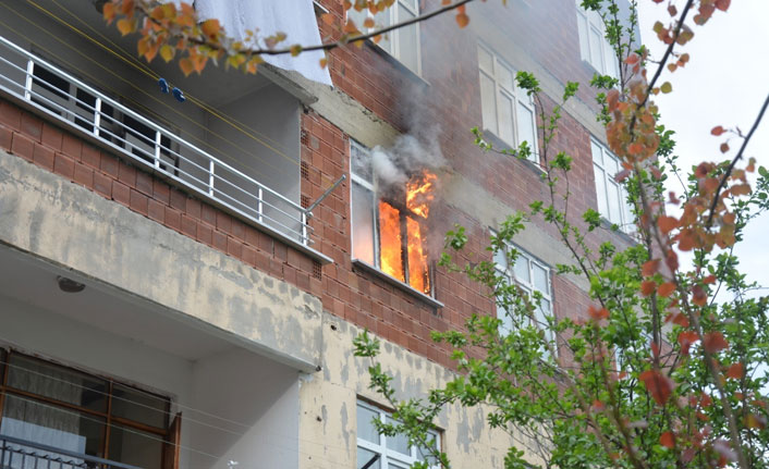 Mutfak tüpü patladı, aileyi komşuları kurtardı