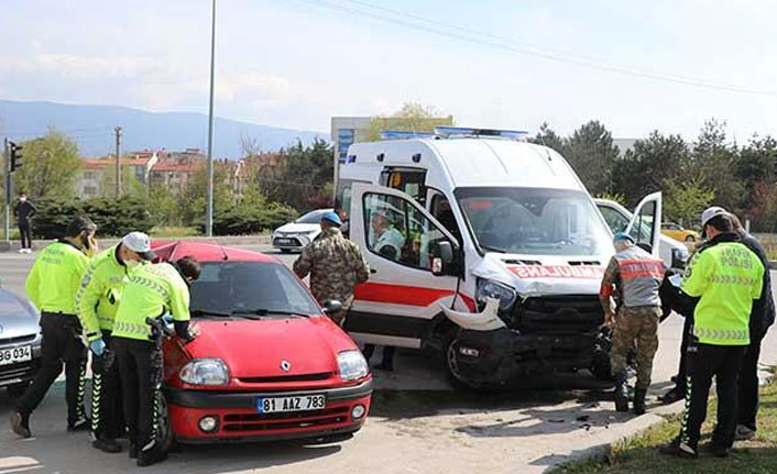 Askeri ambulans otomobille çarpıştı!