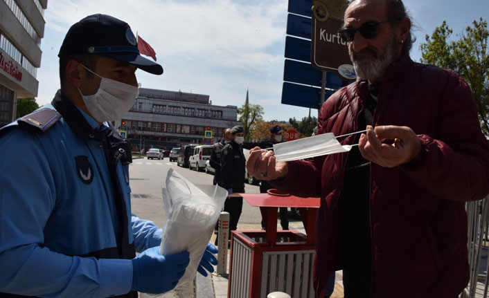 Belediyeden maske dağıtımı!