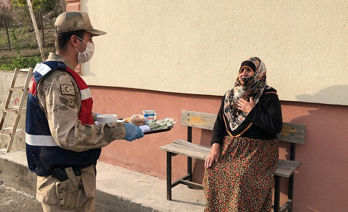 Bu ilçede yaşlıların iftar yemekleri evlerine götürülüyor