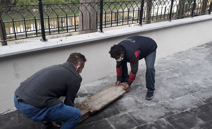 Tarihi mezar taşını vatandaşlar buldu