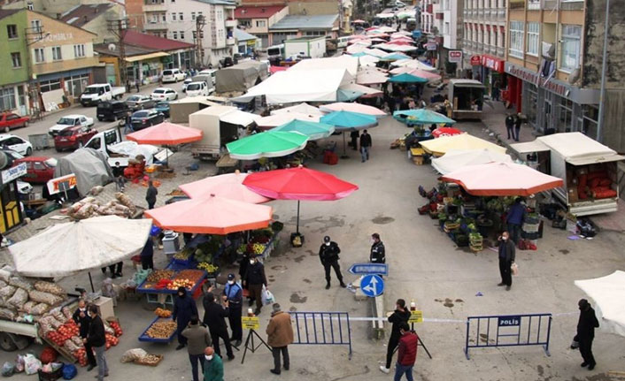 Başkan Pekmezci, halk pazarında incelemelerde bulundu