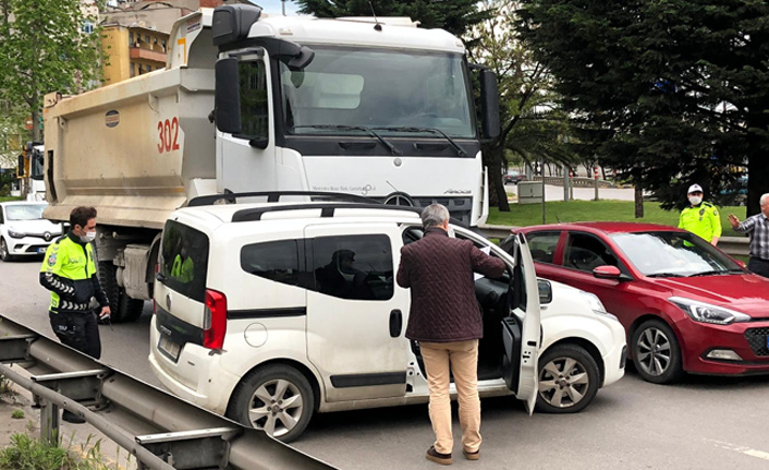 Trabzon'da kaza! Çalışmanın uzaması trafiği kilitledi