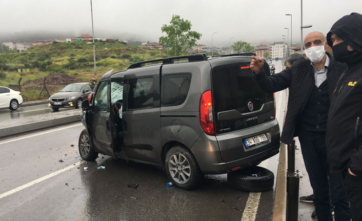 Minibüsle otomobil kafa kafaya çarpıştı: 2 yaralı