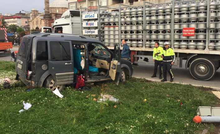 Tır ile hafif ticari araç çarpıştı: 3 yaralı