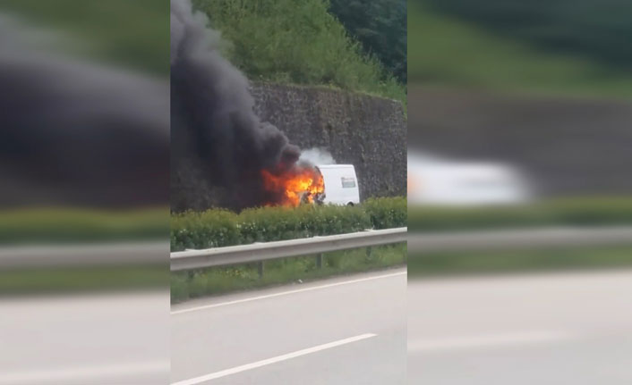 Giresun'da seyir halindeki araç alev aldı