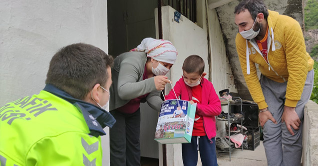 Artvin'de 65 yaş üstü anneleri ve çocukları unutulmadı