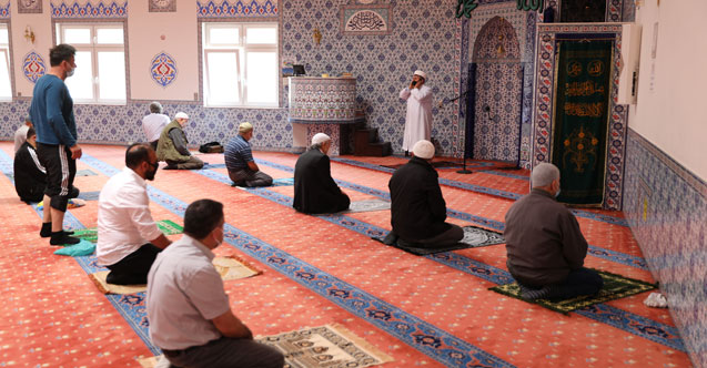 Camiler yeniden ibadete açıldı