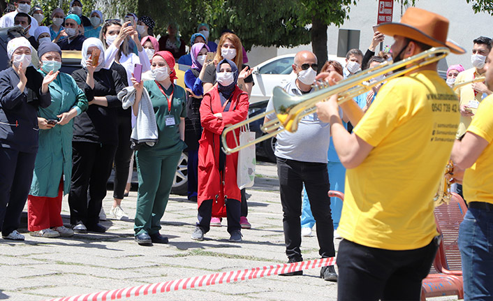  Hemşireler oynayarak stres attılar