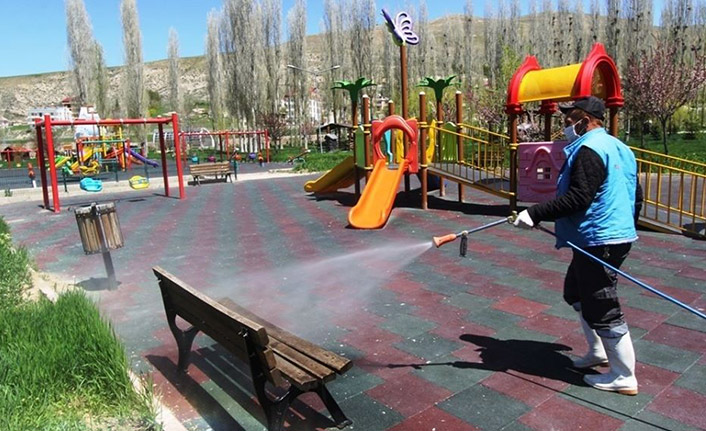 Parklar çocuklar için ilaçlandı