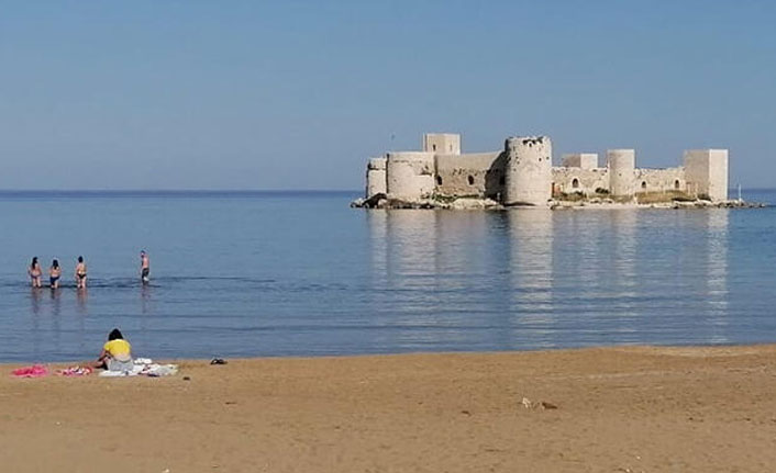 Kızkalesi'nde yasağa rağmen denize girdiler