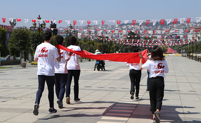 Atatürk'ü temsil eden bayrak karaya çıkartıldı