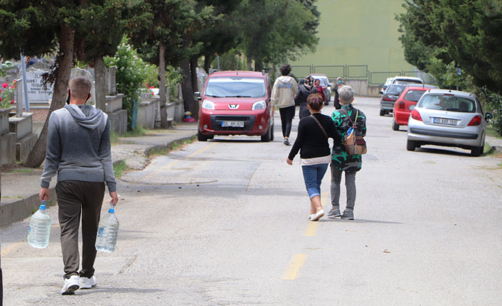 Kısıtlama öncesi mezarlık ziyareti