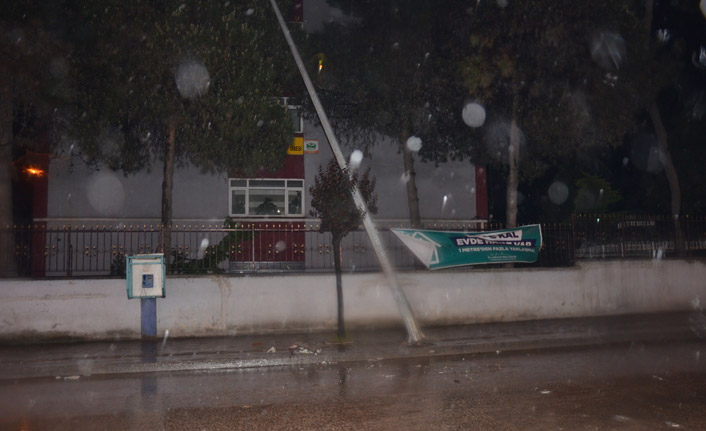 Ordu'da kaza: Hakimiyetini kaybetti elektrik direğine çarptı