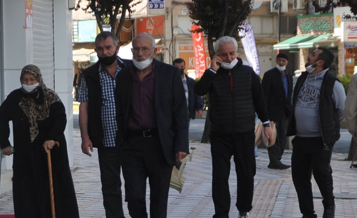 Samsun'da sokaklar yaş üstü vatandaşlarla doldu