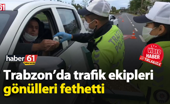 Trabzon'da trafik polisleri gönülleri fethetti