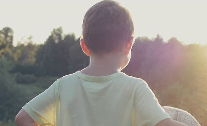 Çocuklar D vitamini için güneşli günlerde balkona çıkarılmalı