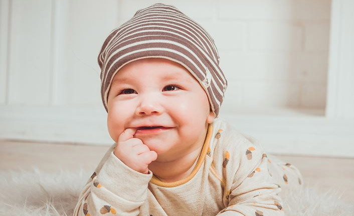 Bebekler kendilerini taklit edenleri fark ediyor ve seviyor