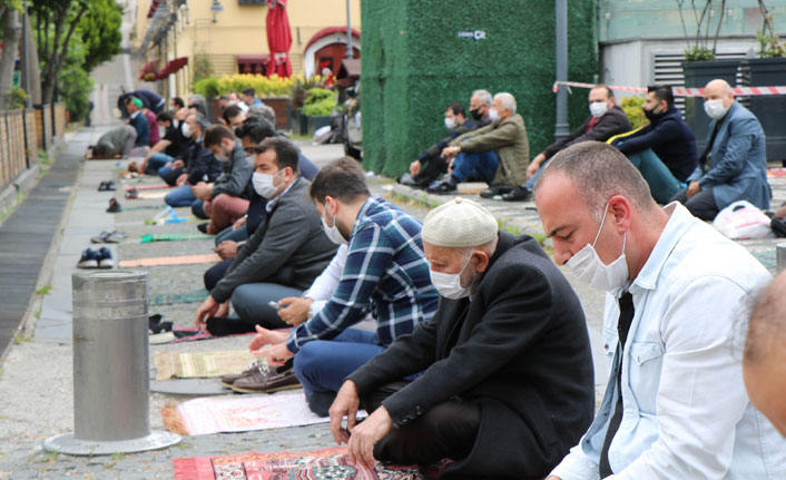 Samsun’da fiziksel mesafeli cuma namazı