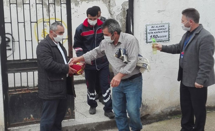 Cuma namazı sonrası çikolata ikram edildi