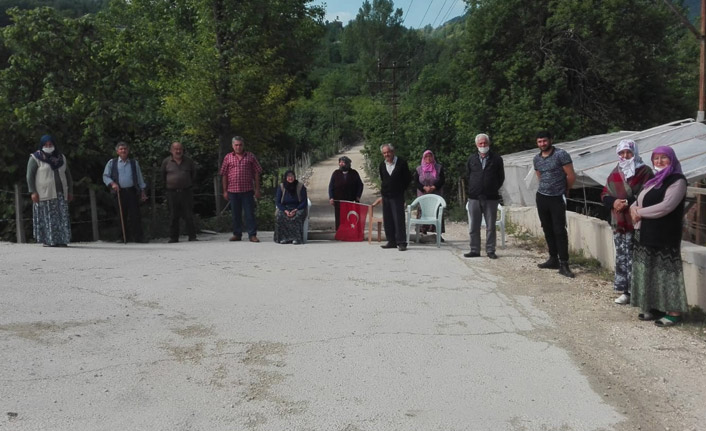 Tozdan bıkan mahalleli yolu ulaşıma kapattı