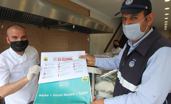 Bayburt’ta yeniden açılan işyerlerine uyarıcı afişler dağıtıldı