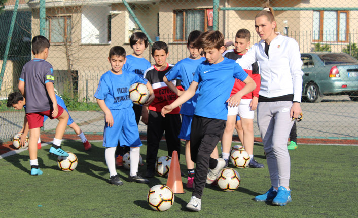 Sokakta tanıştığı futbolda Trabzon'da ilk oldu