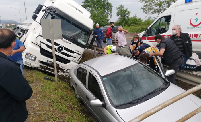 Karadeniz sahil yolunda otomobil ile tır çarpıştı