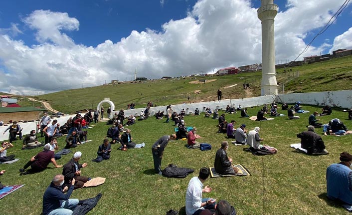 Üstü açık camide sosyal mesafeli cuma namazı böyle kılındı