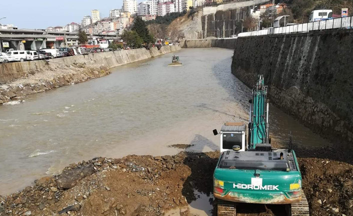 Trabzon'da dere yatağına kaçak dökülen moloz yığınları temizlendi