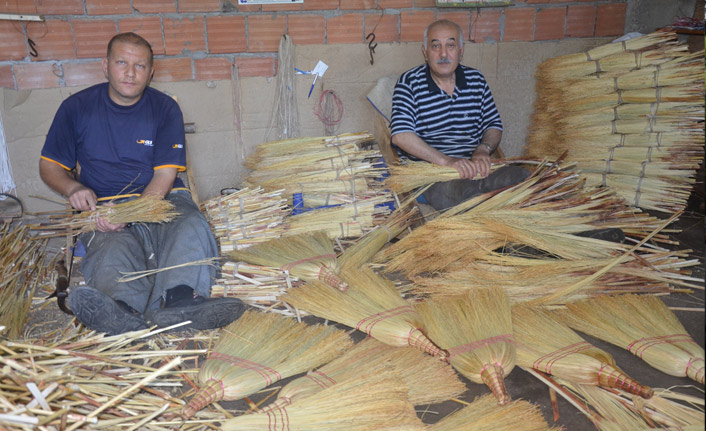 İki kardeşin omuz omuza süpürgecilik mücadelesi